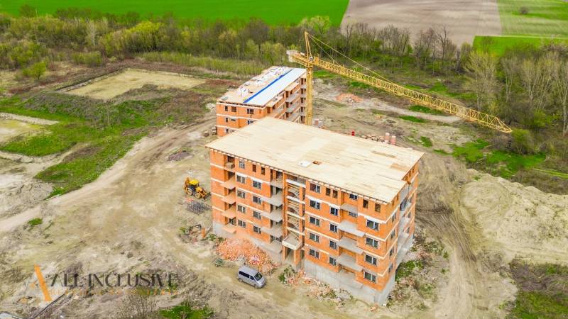 NA PREDAJ 3 IZBOVÉ BYTY DUNAJSKÁ STREDA - Na ulici Júliusa Lőrincza stavba obklopená zeleňou, obsahujúca 2-izbový byt.