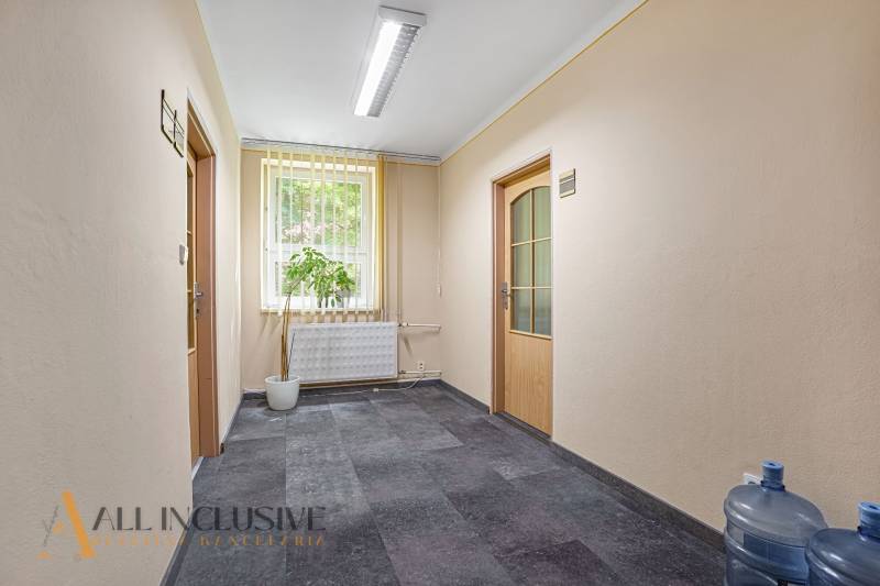 NA PRENÁJOM KANCELÁRSKE PRIESTORY V CENTRE MESTA DU.S. - Chodba vo vstupnej oblasti kancelárie s kvetinou a nesenou vodou.