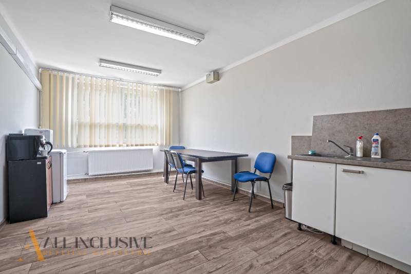 NA PRENÁJOM KANCELÁRSKE PRIESTORY V CENTRE MESTA DU.S. - Kancelárie: vybavenie obsahuje stôl, stoličky, umývadlo, vodovodnú batériu a žalúzie.