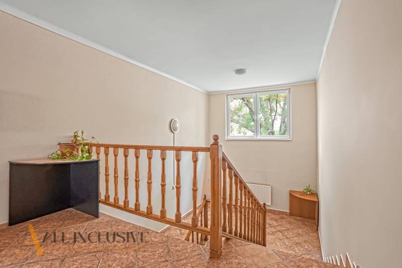 NA PRENÁJOM KANCELÁRSKE PRIESTORY V CENTRE MESTA DU.S. - Interiér kancelárie so schodiskom, zábradlím, oknom a rastlinou na rohovej skrinke.