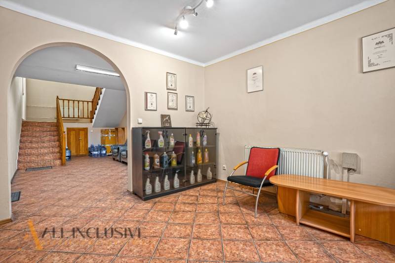 NA PRENÁJOM KANCELÁRSKE PRIESTORY V CENTRE MESTA DU.S. - Kancelárie s výstavnou skriňou, oddychovou zónou a schodiskom.