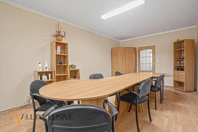 NA PRENÁJOM KANCELÁRSKE PRIESTORY V CENTRE MESTA DU.S. - O zasadacej miestnosti: drevený stôl, stoličky, skrine a police v kancelárii.