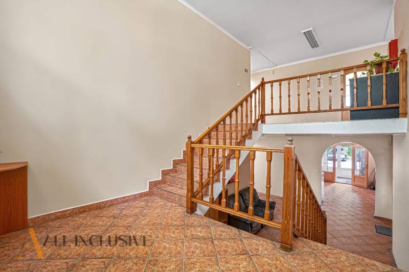 NA PRENÁJOM KANCELÁRSKE PRIESTORY V CENTRE MESTA DU.S. - Interiér kancelárie s dreveným schodiskom a dlažbou na podlahe.