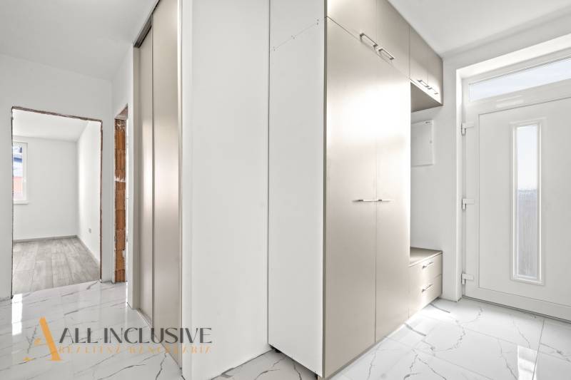 NA PRENÁJOM 3-IZB BYT S BALKÓNOM A ZÁHRADOU,DUN.STREDA - Interiér 3-izbového bytu so skriňou a mramorovou podlahou v predsieni.