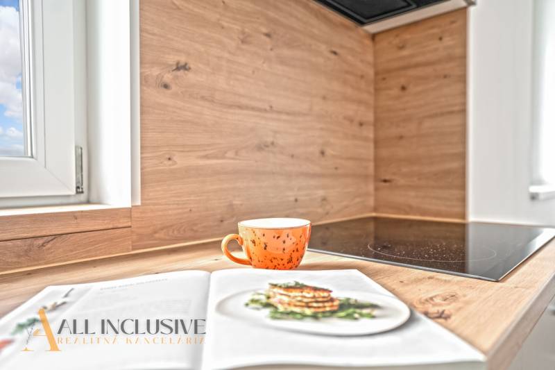 NA PRENÁJOM 3-IZB BYT S BALKÓNOM A ZÁHRADOU,DUN.STREDA - Kuchynský kút v 3-izbovom byte s podlahou s dreveným dekorom a hrnčekom.