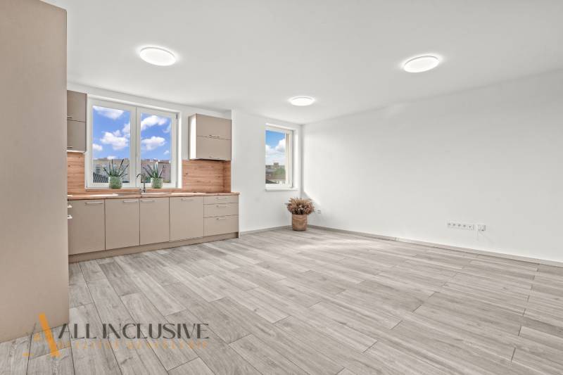 NA PRENÁJOM 3-IZB BYT S BALKÓNOM A ZÁHRADOU,DUN.STREDA - Kuchyňa v 3-izbovom byte s podlahou s dreveným dekorom a veľkými oknami.