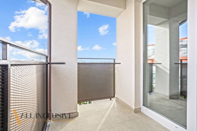 NA PRENÁJOM 3-IZB BYT S BALKÓNOM A ZÁHRADOU,DUN.STREDA - Balkón 3-izbového bytu v Dunajskej Strede s výhľadom na čistú oblohu.