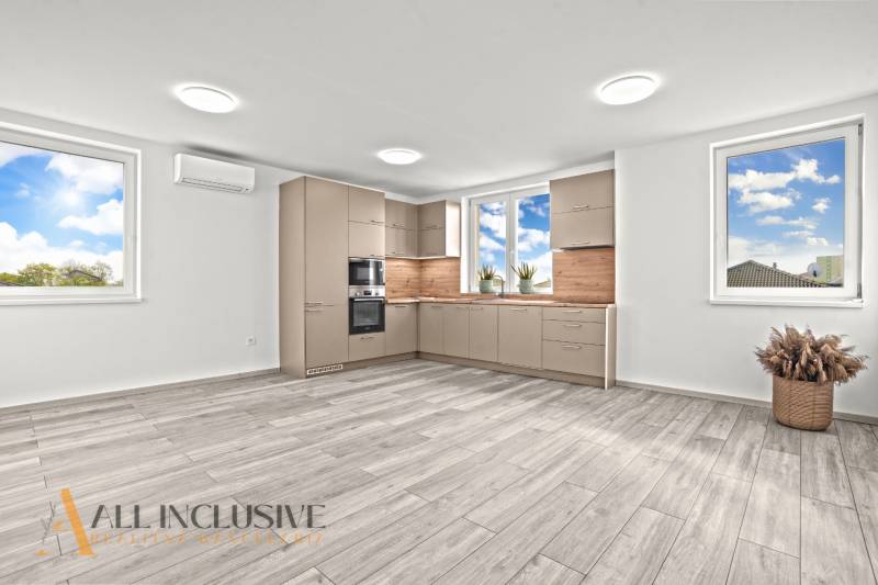 NA PRENÁJOM 3-IZB BYT S BALKÓNOM A ZÁHRADOU,DUN.STREDA - Kuchyňa v 3-izbovom byte s podlahou s dreveným dekorom a výhľadom na oblohu.