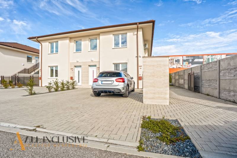 NA PRENÁJOM 3-IZB BYT S BALKÓNOM A ZÁHRADOU,DUN.STREDA - Rodinný dom v Dunajskej Strede so zaparkovaným autom na spevnenej ploche.