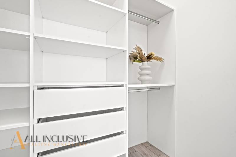 NA PRENÁJOM 3-IZB BYT S BALKÓNOM A ZÁHRADOU,DUN.STREDA - Vstavaná skriňa v 3-izbovom byte s policami a dekoračnou vázou.