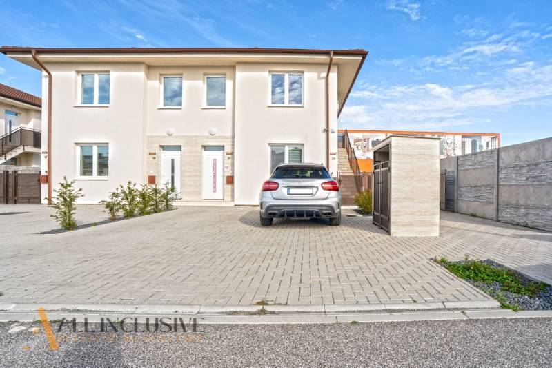 NA PRENÁJOM 3-IZB BYT S BALKÓNOM A ZÁHRADOU,DUN.STREDA - Na fotke dvojdom v Dunajskej Strede s parkovacou plochou a vozidlom.