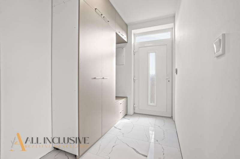 NA PRENÁJOM 3-IZB BYT S BALKÓNOM A ZÁHRADOU,DUN.STREDA - Vstupná hala v 3-izbovom byte s elegantnou bielou podlahou a vstavanými skriňami.