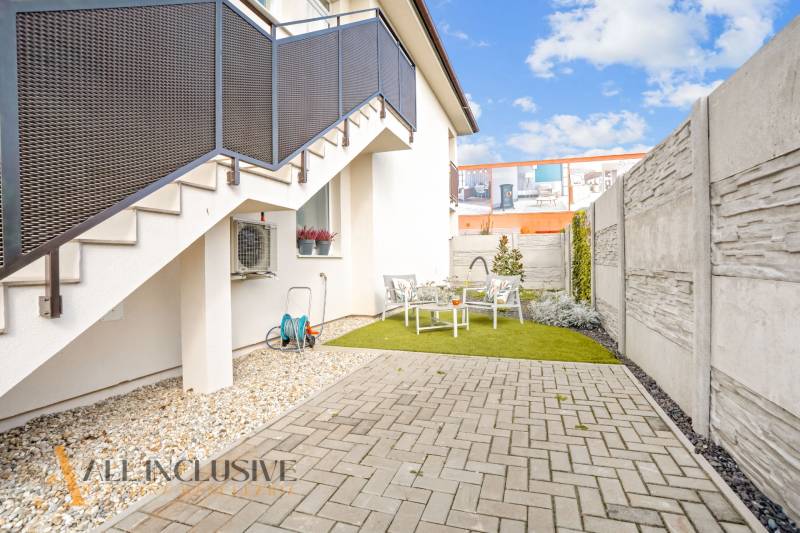 NA PRENÁJOM 3-IZB BYT S BALKÓNOM A ZÁHRADOU,DUN.STREDA - V exteriéri 3-izbového bytu v Dunajskej Strede je dvor so záhradným nábytkom.