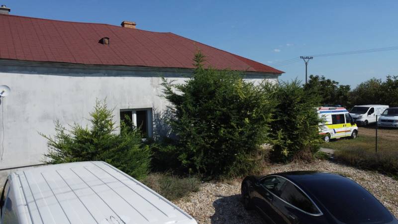 NA PREDAJ DVOJDOM (2× 3-IZBOVÉ DOMY), ZEMIANSKÁ OLČA - Rodinný dom v Zemianskej Olči s viacerými zaparkovanými autami a zelenými kríkmi pred ním.