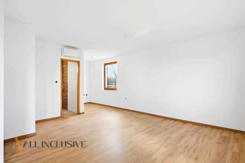 NA PREDAJ 4-IZBOVÉ RD – REZIDENČNÝ PROJEKT, GABČÍKOVO - Svetlá izba v rodinnom dome s podlahou s dreveným dekorom a oknom.