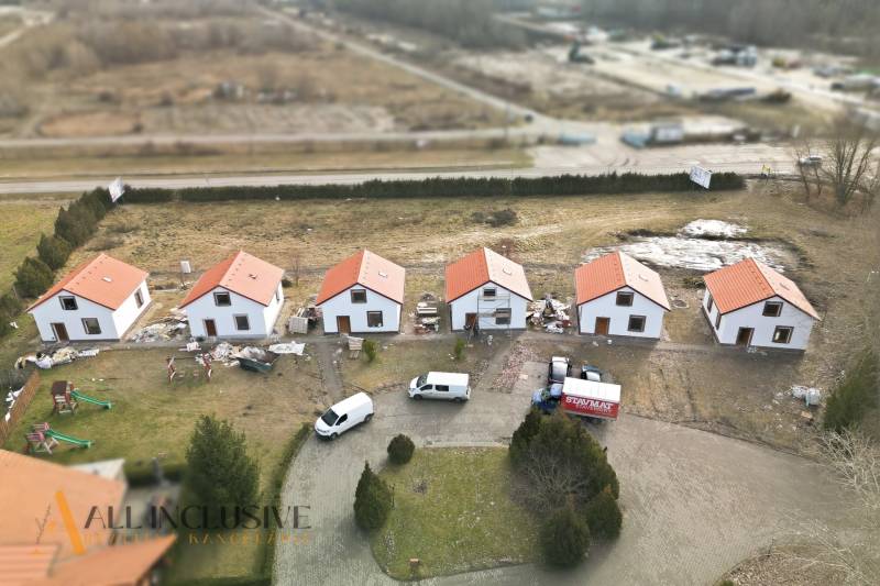 NA PREDAJ 4-IZBOVÉ RD – REZIDENČNÝ PROJEKT, GABČÍKOVO - Rodinné domy v Gabčíkove s červenými strechami, áutami a priľahlou cestou.