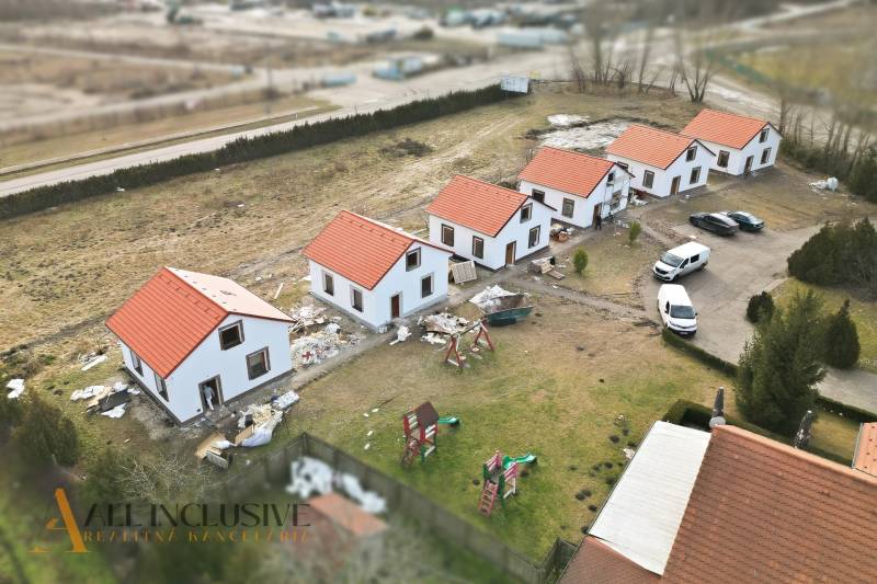 NA PREDAJ 4-IZBOVÉ RD – REZIDENČNÝ PROJEKT, GABČÍKOVO - Letecký pohľad na rozostavané rodinné domy v Gabčíkove. Domy s červenou strechou a ihriskom.