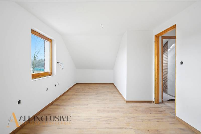 NA PREDAJ 4-IZBOVÉ RD – REZIDENČNÝ PROJEKT, GABČÍKOVO - Nezariadená izba v rodinnom dome s podlahou s dreveným dekorom.