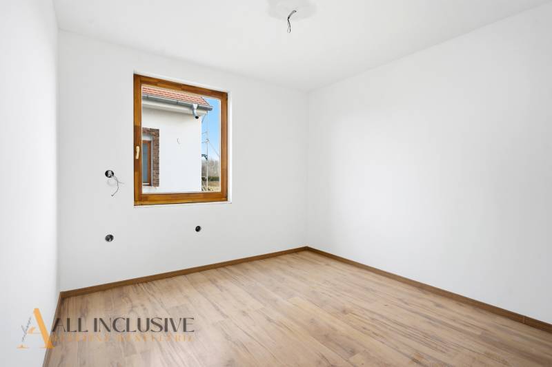 NA PREDAJ 4-IZBOVÉ RD – REZIDENČNÝ PROJEKT, GABČÍKOVO - Izba s podlahou s dreveným dekorom v rodinnom dome s dreveným oknom.