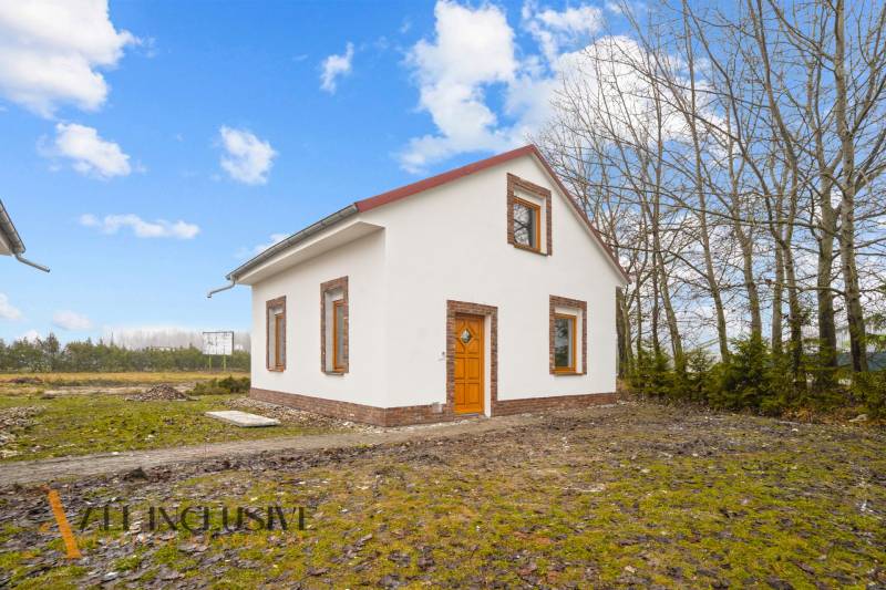 NA PREDAJ 4-IZBOVÉ RD – REZIDENČNÝ PROJEKT, GABČÍKOVO - Rodinný dom v Gabčíkove s bielou fasádou a malými drevenými oknami.