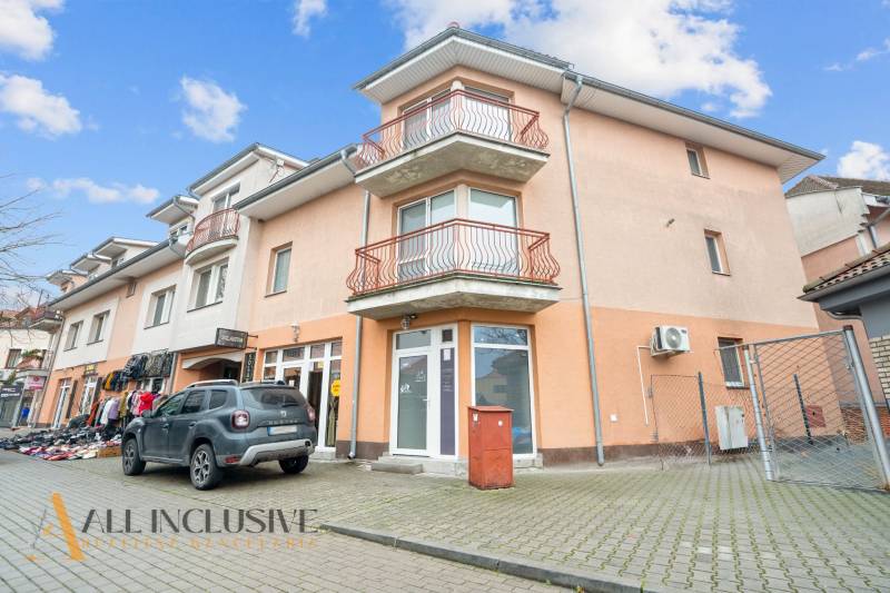 NA PREDAJ NEBYTOVÝ PRIESTOR V DUNAJSKEJ STREDE - Obchodné priestory na Kukučínovej ulici v Dunajskej Strede, s balkónmi a zaparkovaným autom.