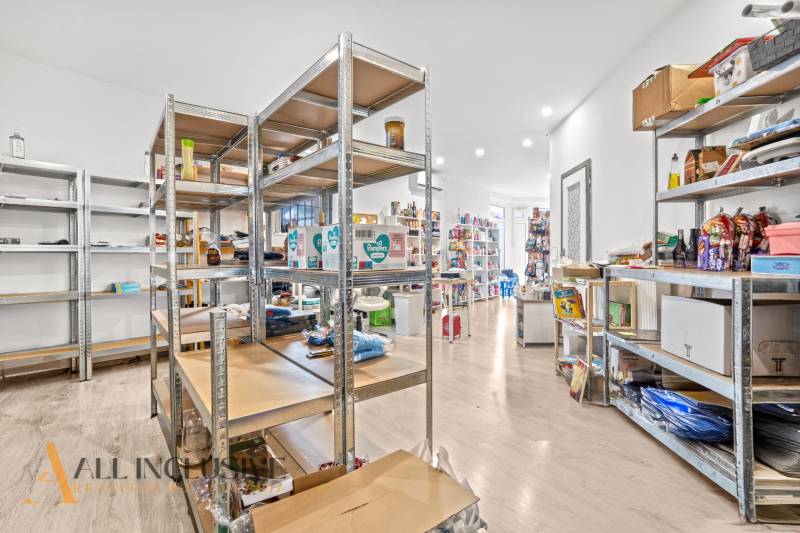 NA PREDAJ NEBYTOVÝ PRIESTOR V DUNAJSKEJ STREDE - Obchodné priestory so skladmi a regálmi, podlaha s dreveným dekorom, rôzne produkty.