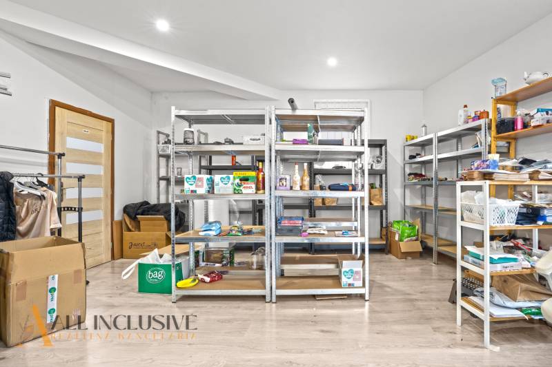 NA PREDAJ NEBYTOVÝ PRIESTOR V DUNAJSKEJ STREDE - Regálové systémy v obchodných priestoroch s podlahou s dreveným dekorom, rozličné produkty na sklade.