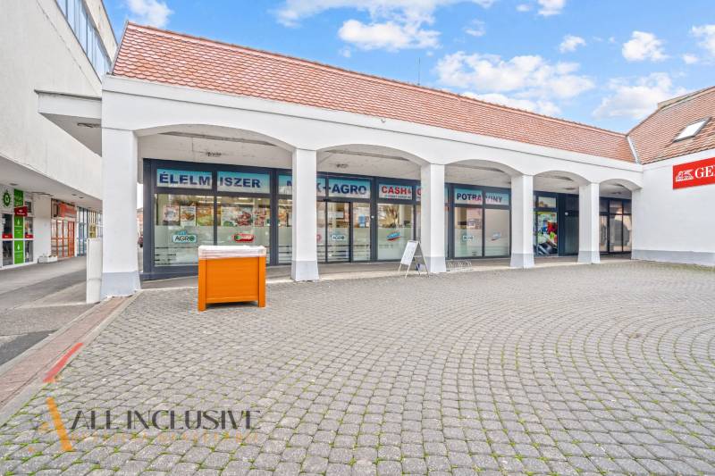 NA PRENÁJOM OBCHODNÝ PRIESTOR V DUNAJSKEJ STREDE - Obchodné priestory na Námestí Armina Vamberyho v Dunajskej Strede s arkádovou architektúrou.