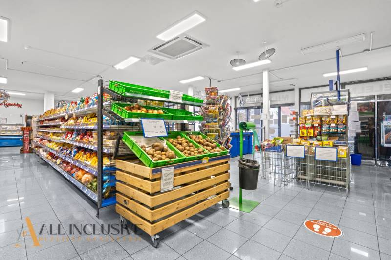 NA PRENÁJOM OBCHODNÝ PRIESTOR V DUNAJSKEJ STREDE - Interiér obchodných priestorov s ovocím, zeleninou a regálmi plnými rôznych produktov.