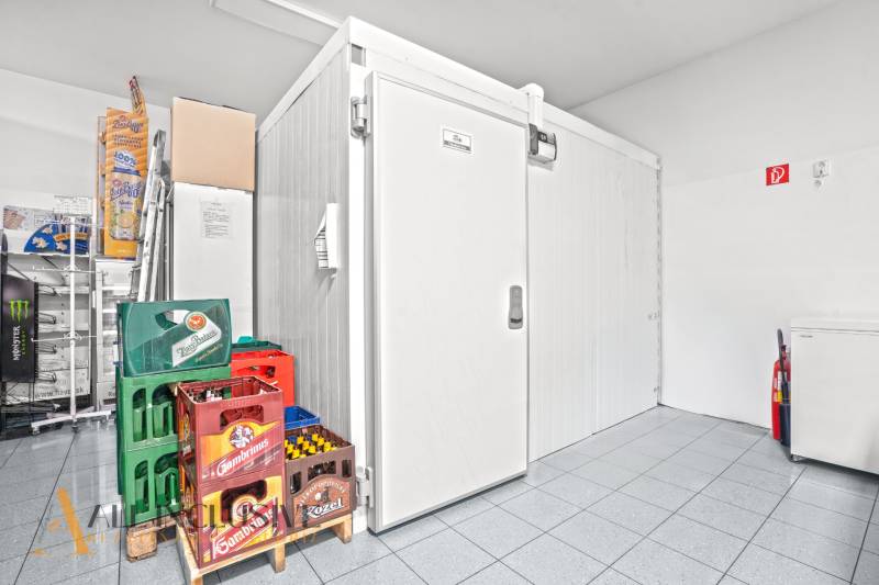 NA PRENÁJOM OBCHODNÝ PRIESTOR V DUNAJSKEJ STREDE - Chladiaci box, pivné prepravky a regály v obchodných priestoroch na dlažbe.