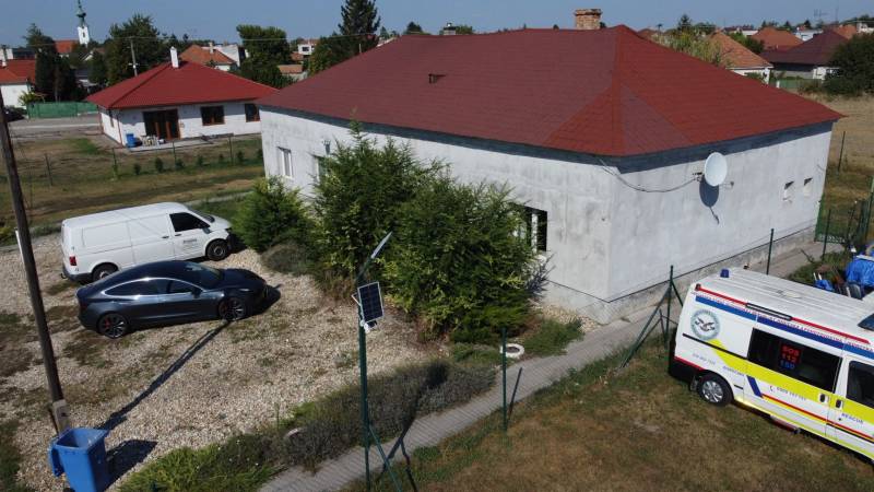 NA PREDAJ 3-IZBOVÝ RD (ČASŤ DVOJDOMU), ZEMIANSKA OLČA - Rodinný dom v Zemianskej Olči s červenou strechou a zaparkovanými autami na príjazdovej ceste.