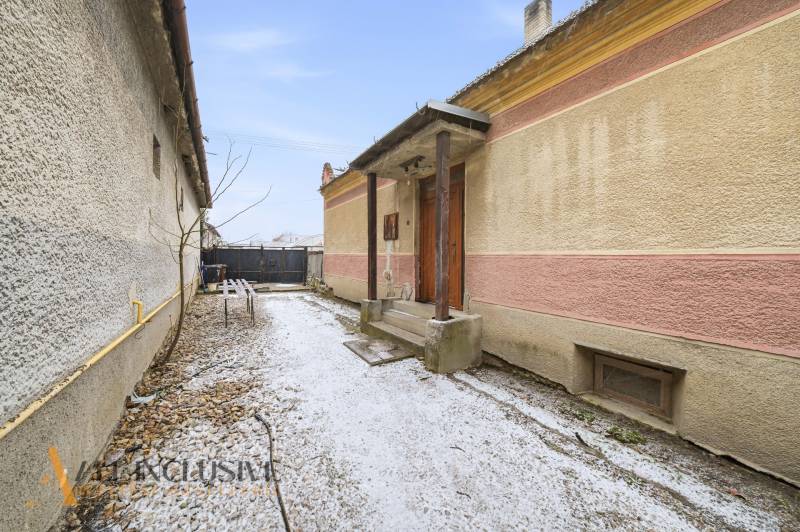 Na predaj 3-izbový rodinný dom, Topoľníky - Rodinný dom v Topoľníkoch s bočným dvorom, vstupné schody, zimný záber.