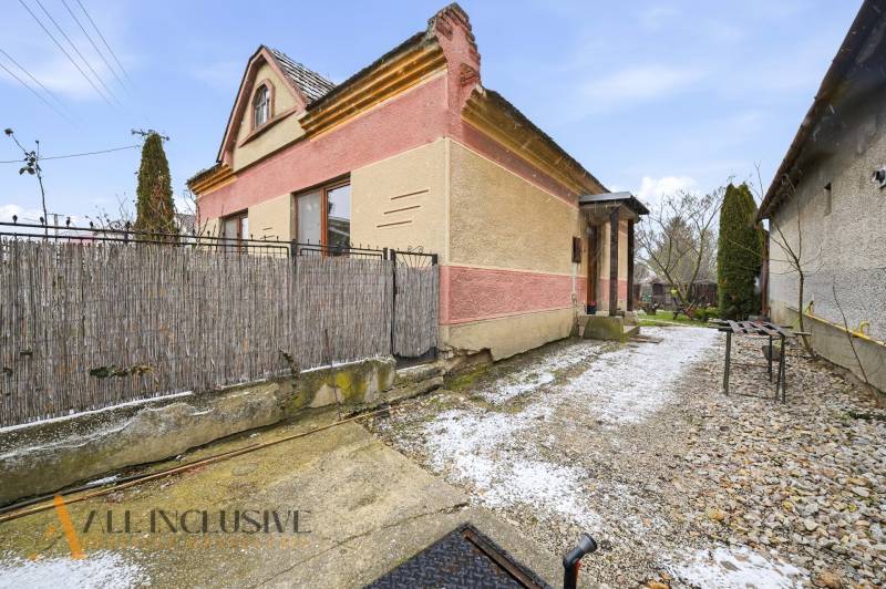 Na predaj 3-izbový rodinný dom, Topoľníky - Rodinný dom v Topoľníkoch s farebnou fasádou a jednoduchým dvorom.