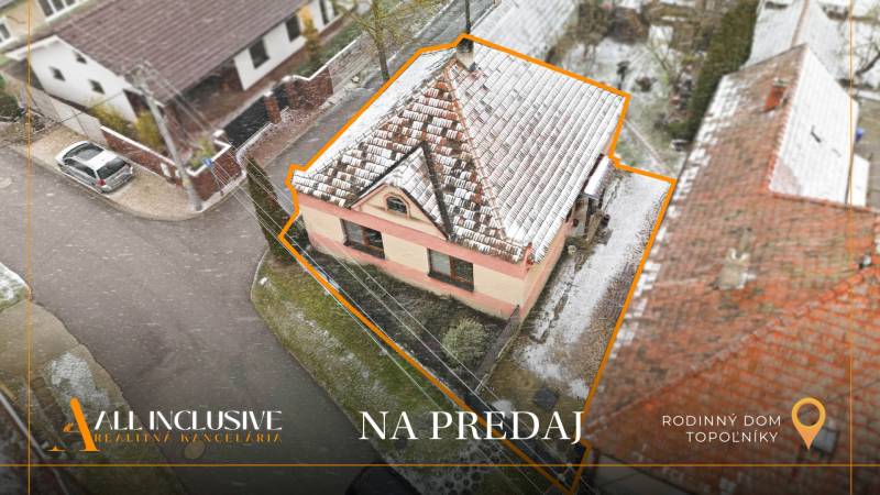 Na predaj 3-izbový rodinný dom, Topoľníky - Rodinný dom v Topoľníkoch obklopený zasneženými strechami a ulicou, na predaj.