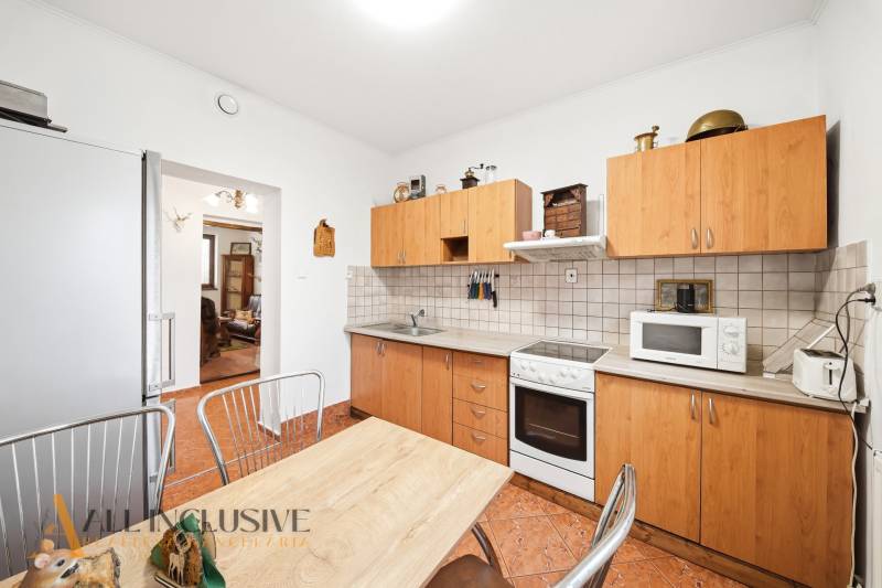 Na predaj 3-izbový rodinný dom, Topoľníky - Kuchyňa v rodinnom dome s kuchynskou linkou, elektrickým sporákom a mikrovlnkou.