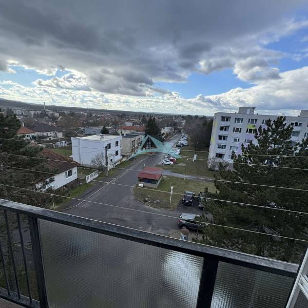 Nadštandardný 4-izbový tehlový byt po kompletnej Sahy - Výhľad zo 4-izbového bytu na a Gyurkyho v Šahách, ukazuje mestskú ulicu a domy.