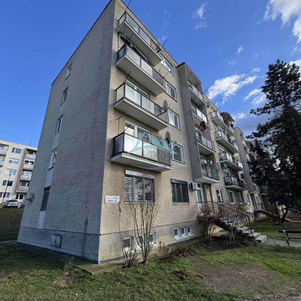 Nadštandardný 4-izbový tehlový byt po kompletnej Sahy - Štvrtý poschodový bytový dom so vstupom a balkónmi Šahy, a gyurkyho.