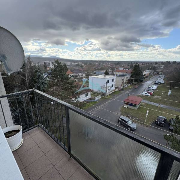 Nadštandardný 4-izbový tehlový byt po kompletnej Sahy - Výhľad na ulicu a Gyurkyho v Šahách zo 4-izbového bytu s parkovaním.