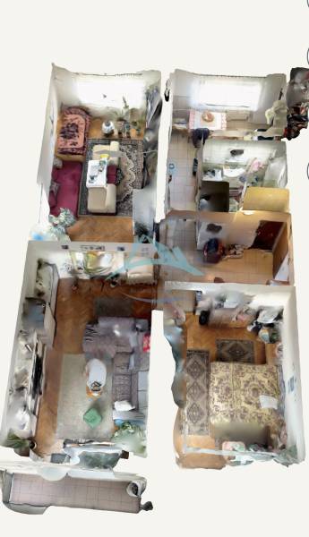 Nadštandardný 4-izbový tehlový byt po kompletnej Sahy - Interiér 4-izbového bytu s podlahou s dreveným dekorom a nábytkom rôznych štýlov.