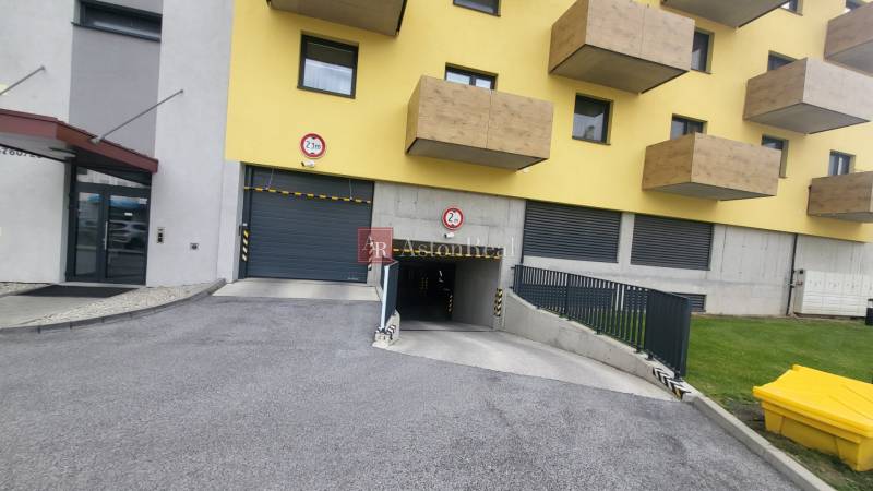 EXKLUZÍVNE-PREDAJ 3-IZBOVÝ BYT POPRAD, širšie centrum 80 m2 s gar.st. - Obytný dom na Hviezdoslavovej ulici v Poprade s garážovým vjazdom a balkónmi.