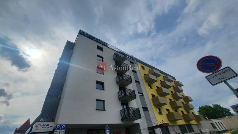 EXKLUZÍVNE-PREDAJ 3-IZBOVÝ BYT POPRAD, širšie centrum 80 m2 s gar.st. - Bytový dom na Hviezdoslavovej ulici v Poprade s balkónmi a zákazom parkovania.
