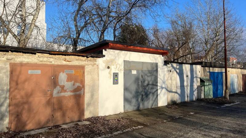 Zrekonštruovaná veľká garáž na ul. Agátova, Dúbravka s pozemkom - Rôznofarebné garáže na Agátovej ulici v Bratislave - Dúbravke obklopené stromami.