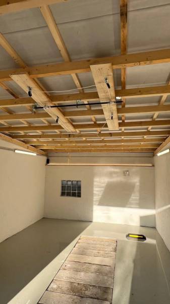 Zrekonštruovaná veľká garáž na ul. Agátova, Dúbravka s pozemkom - Garáže s dreveným trámami na strope, v Bratislave - Dúbravke na Agátovej ulici.