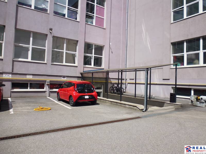 MASARYKOVA: Nebytové priestory 30 m2 - 3.posch., VÝŤAH, parkovanie - Parkovisko na Masarykovej ulici v Prešove s bicyklovým stojanom pri kanceláriách.