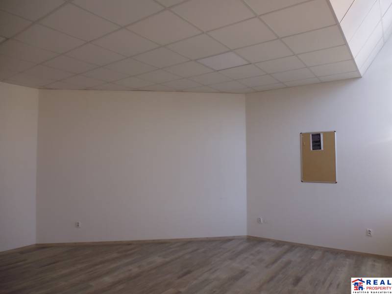 MASARYKOVA: Nebytové priestory 30 m2 - 3.posch., VÝŤAH, parkovanie - Miestnosť s podlahou s dreveným dekorom a korkovou nástenkou v kancelárii.