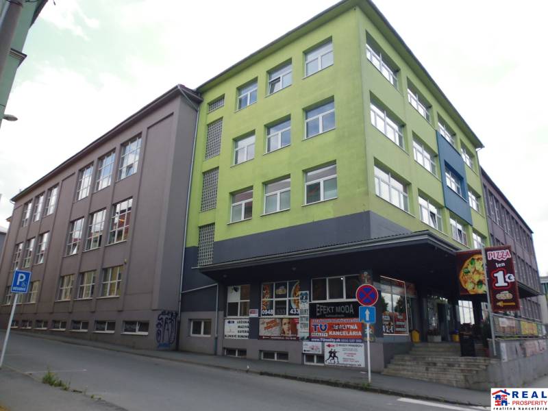 MASARYKOVA: Nebytové priestory 30 m2 - 3.posch., VÝŤAH, parkovanie - Budova na Masarykovej ulici v Prešove s farebnou fasádou používaná na kancelárie.