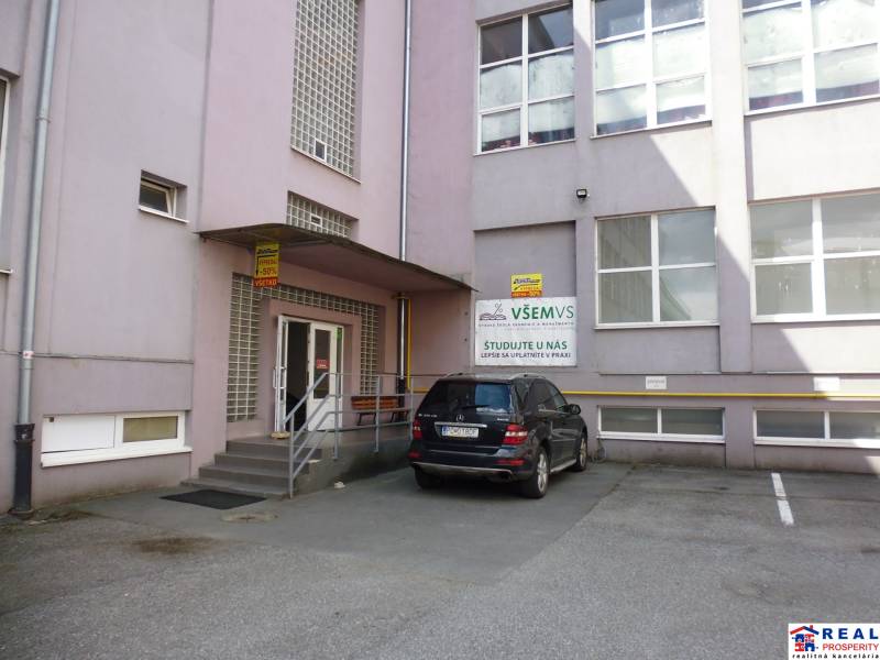 MASARYKOVA: Nebytové priestory 30 m2 - 3.posch., VÝŤAH, parkovanie - Budova na Masarykovej ulici v Prešove s kanceláriami a parkovacími miestami.