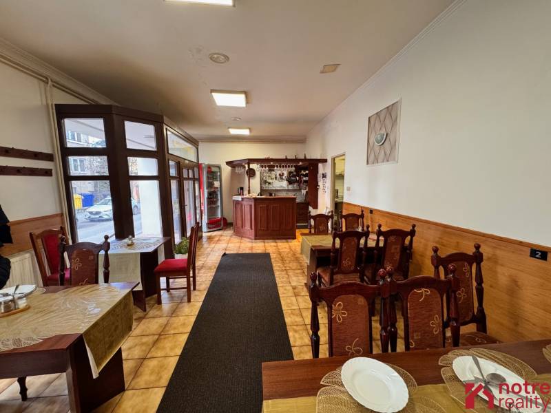Podnikateľský objekt na prenájom v Lučenci - Interiér Gastro priestorov s drevenými stoličkami a barovým pultom.