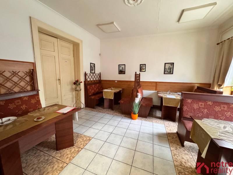 Podnikateľský objekt na prenájom v Lučenci - Interiér gastro priestorov s tradičným nábytkom a dlažbou, príjemná atmosféra na posedenie.