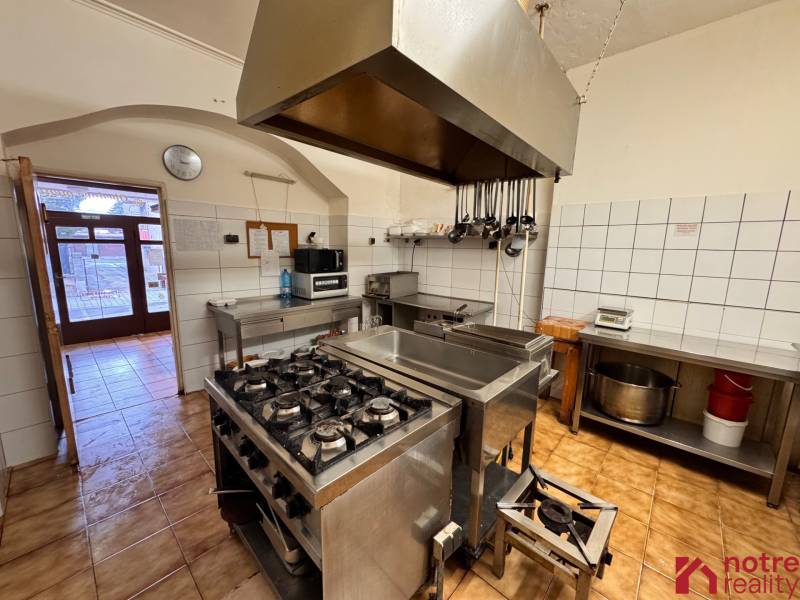 Podnikateľský objekt na prenájom v Lučenci - Kuchyňa v gastro priestoroch s vybavením a plynovým sporákom.